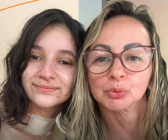 Jovem que sobreviveu a mais de 30 facadas após recusar namoro recebe alta e surge com novo visual