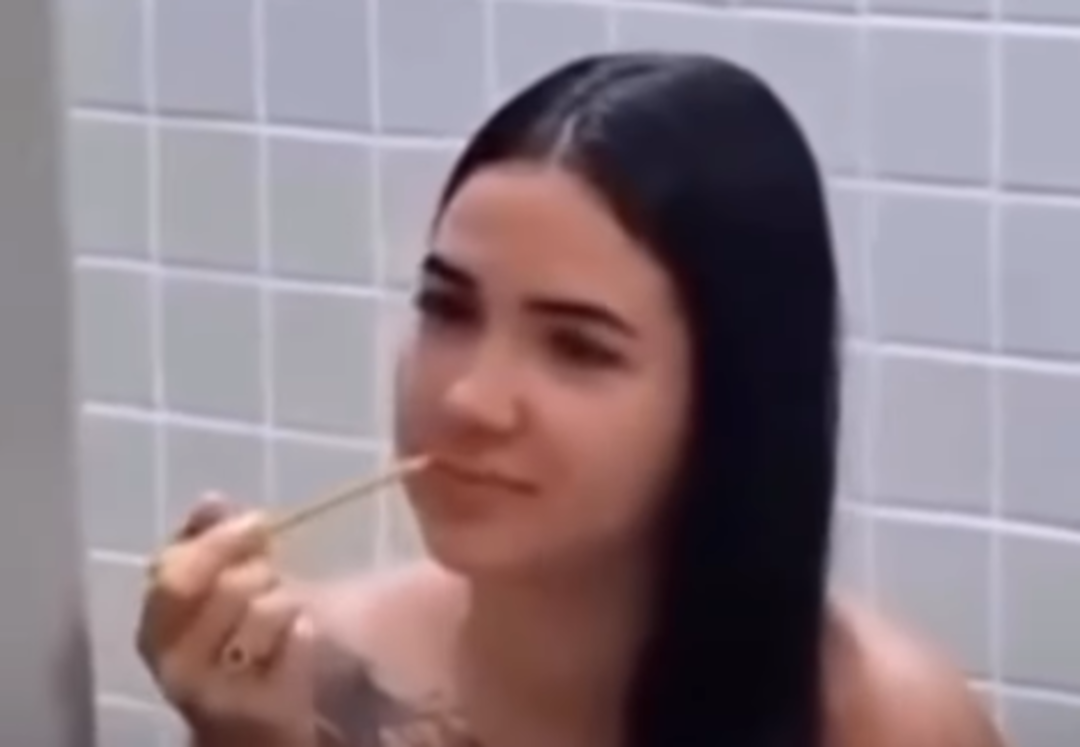 Presa sim, desarrumada nunca: Detida com 26 tabletes de droga, jovem para para retocar o batom antes de ir para a cela