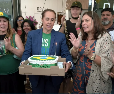 Bolsonaro ganha bolo de aniversário e parabéns na porta de hospital