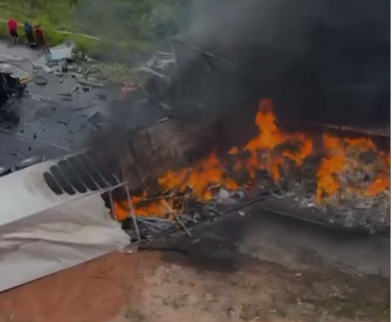 Colisão entre carretas provoca incêndio, deixa feridos e interdita BR-101 em Joaquim Gomes