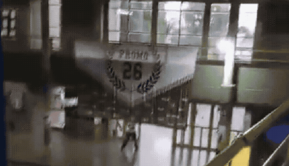 Estudante entra em escola armado e efetua disparos contra colega de sala