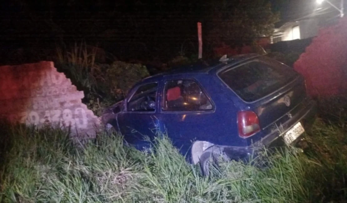 Condutor bêbado bate carro em muro e acaba preso na Cidade Universitária