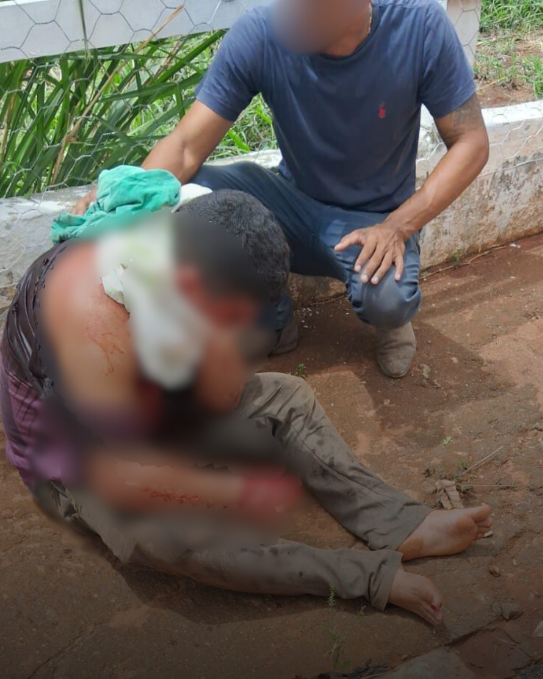 Taxista é esfaqueado durante corrida e suspeito é preso após bater carro em poste em Palmeira dos Índios