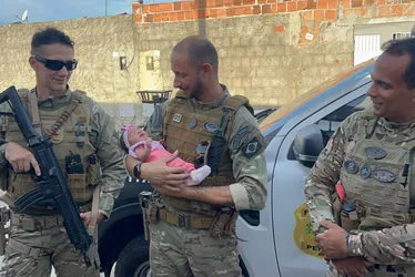 Bebê salva de engasgo reencontra policiais que fizeram o resgate em Rio Largo