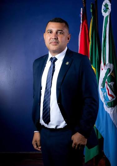 Vereador Cal Moreira “solta o verbo” durante inauguração na Santa Lúcia e esclarece papel do mandato