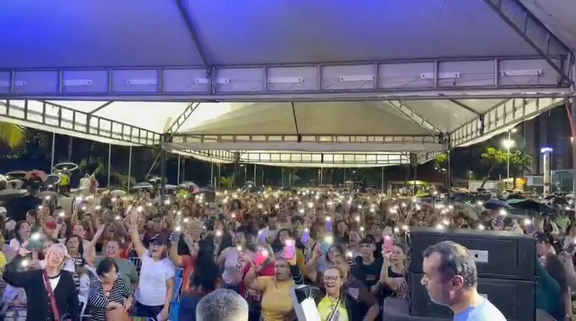 Fiéis enfrentam chuva e lotam orla de Pajuçara em vigília com Frei Gilson