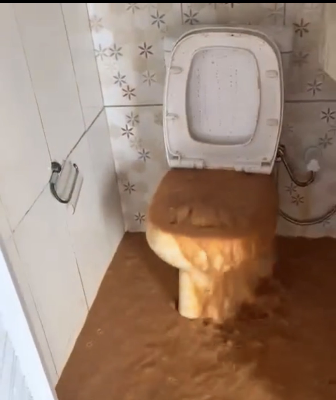 Água retorna pelo vaso e moradores se revoltam em Capela