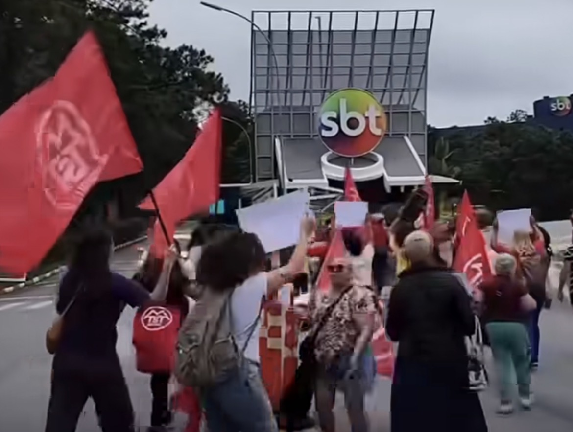 Após fala de ratinho, MST ocupa frente do SBT em defesa de Erika: “Sistema brasileiro transfóbico”
