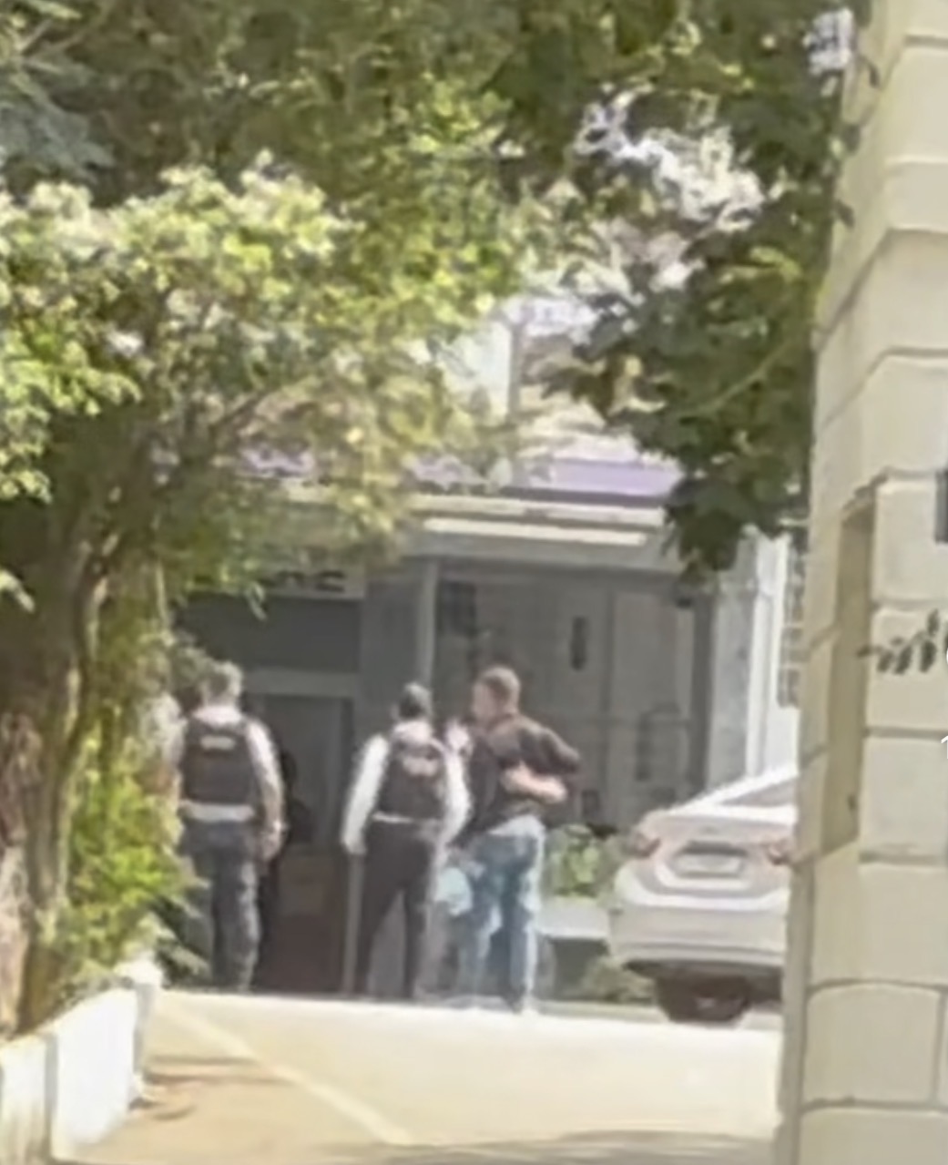 Tenente -coronel preso por feminicídio recebe abraço de PM ao chegar em presídio