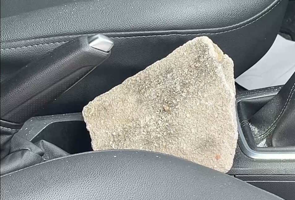 Homem surta e danifica viatura da Guarda Municipal no Farol