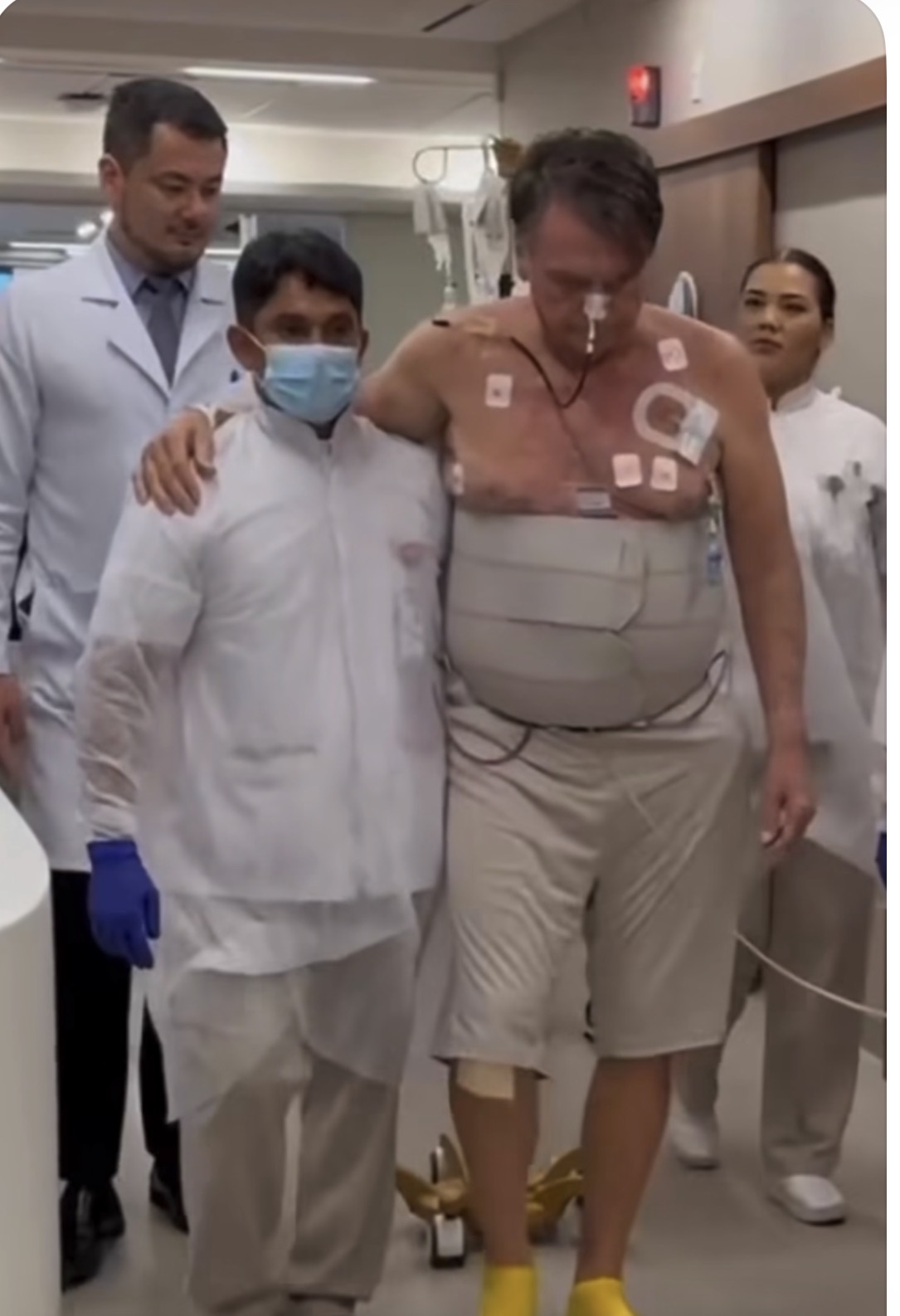 Bolsonaro recebe alta da UTI e é transferido para quarto