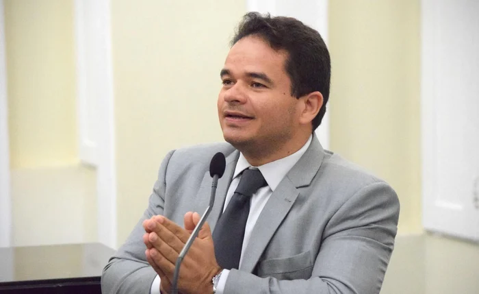 “Ronaldo Medeiros, parceiro do Cabo Bebeto”, brinca Marcelo Victor em sessão da ALE