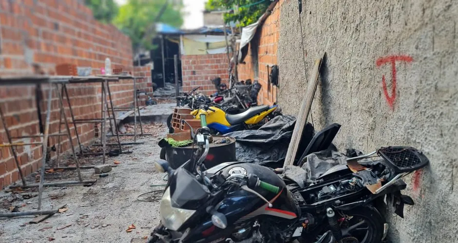 Casa usada como desmanche de motos roubadas é descoberta em Maceió
