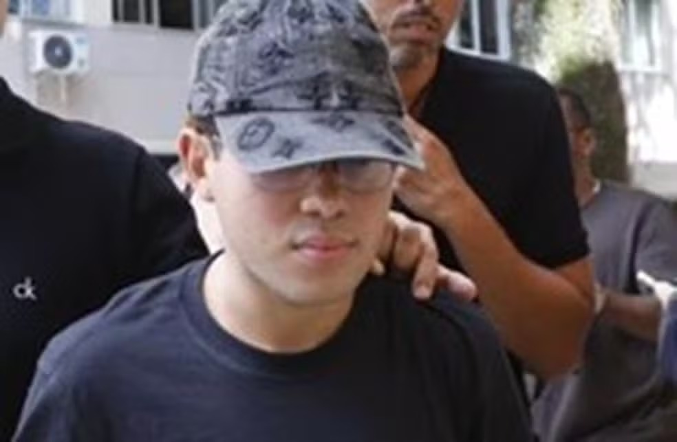 Um dos foragidos do estupro coletivo de adolescente se entrega à polícia