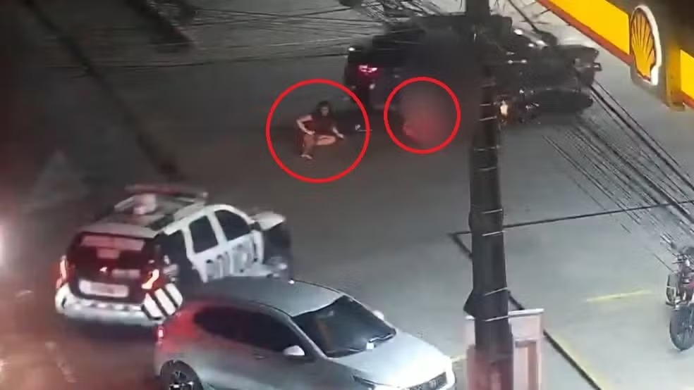 Homem foge com enteadas após discussão e é capturado pela polícia; vítimas pularam do carro para escapar