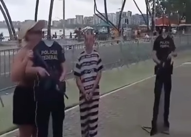 “Nova atração?” Empreendedor viraliza ao exibir imagens da PF e de Lula na cadeira gigante de Maceió