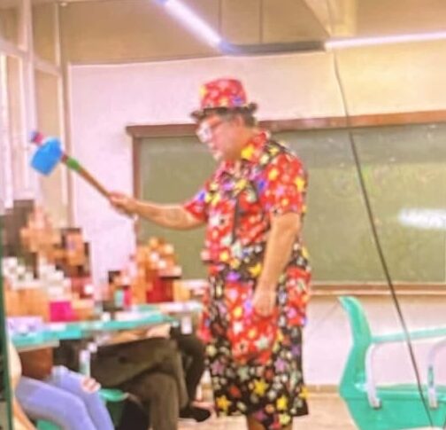 Homem vestido de palhaço entra em salas da UFAL e alunas relatam possível assédio