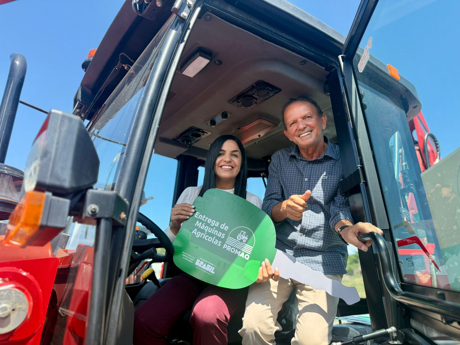 Prefeita Márcia Cavalcante celebra conquista com nova retroescavadeira e reforça avanço da agricultura no município de São Luís do Quitunde