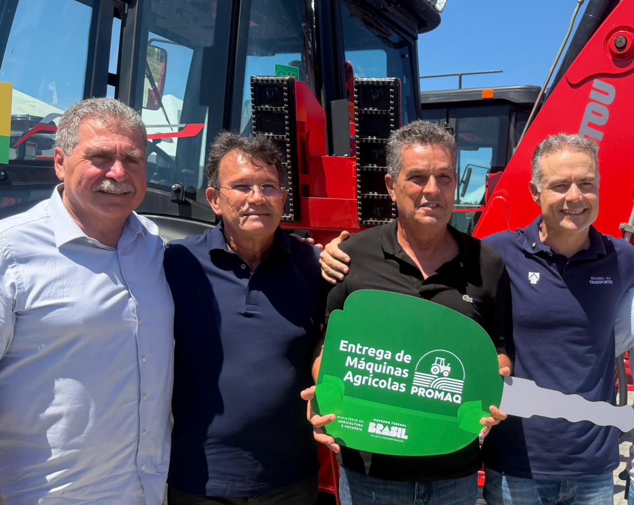 Prefeito de Branquinha reforça frota com nova retroescavadeira