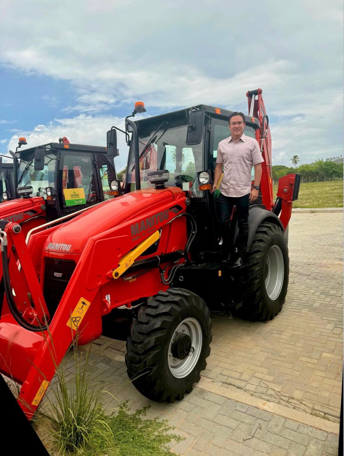 Prefeito Jorge Galvão anuncia nova retroescavadeira para fortalecer infraestrutura de Jundiá