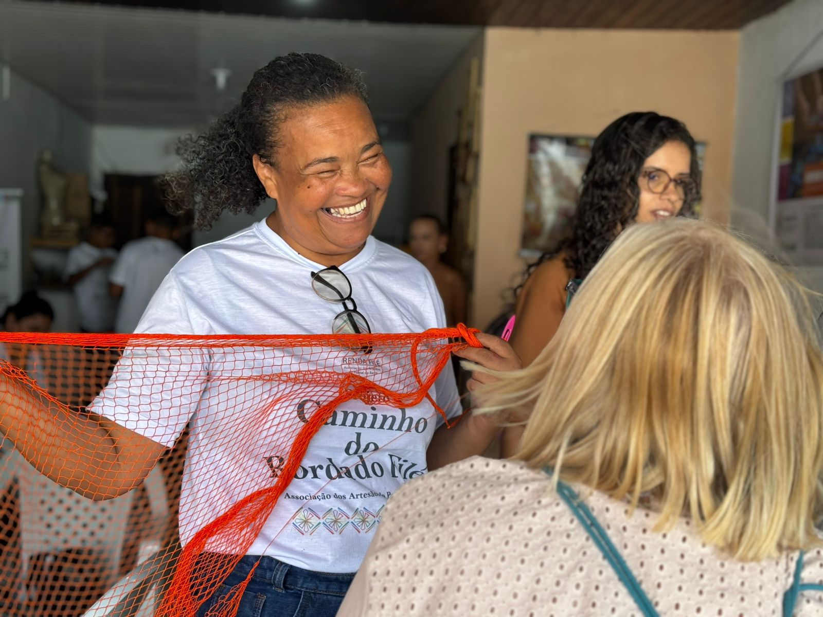Entre fios, redes e telas: a história da artesã Dete, que levou o filé alagoano para o mundo