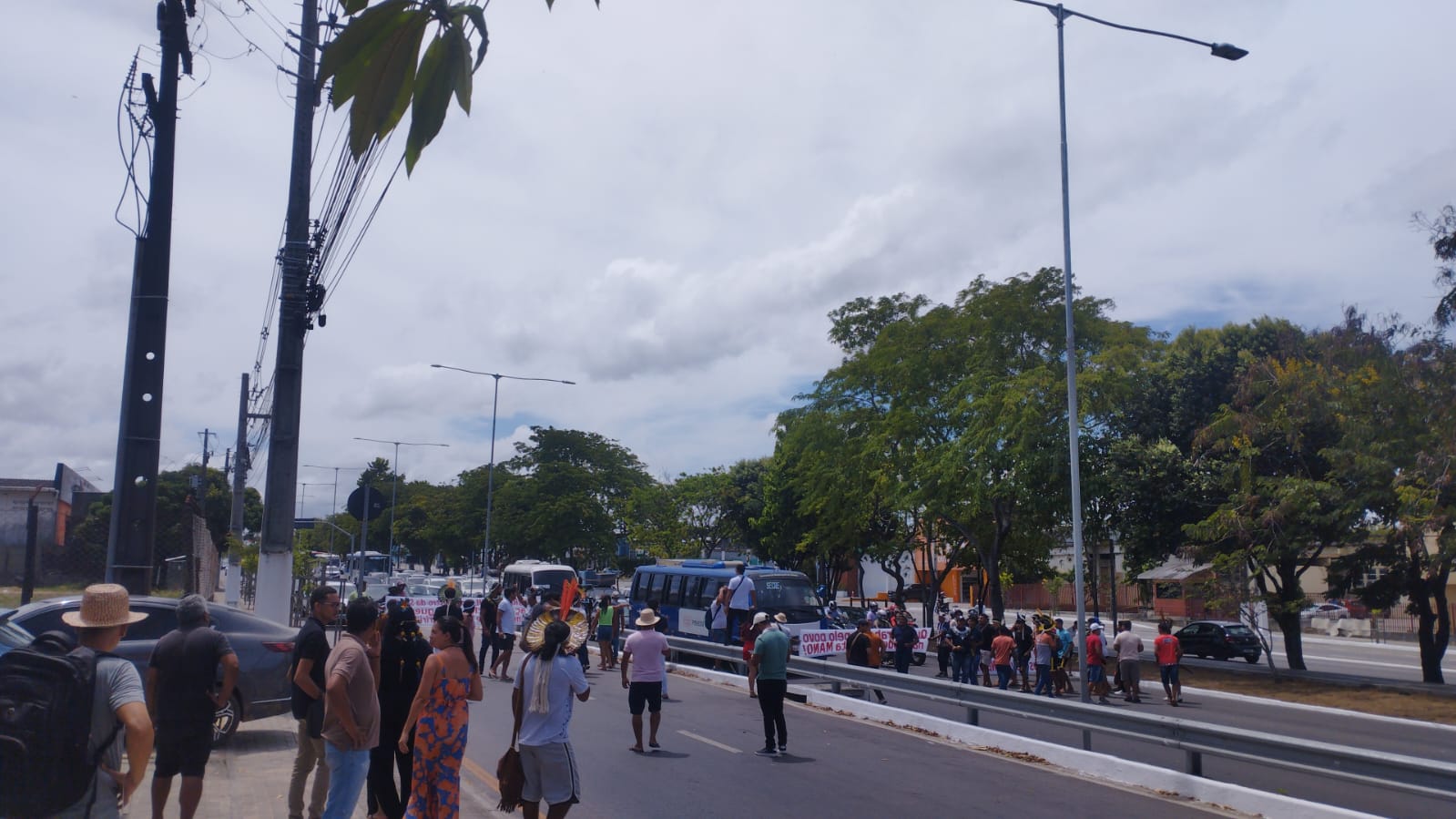 Indígenas protestam e fecham parte da Av. Durval de Goes Monteiro em Maceió