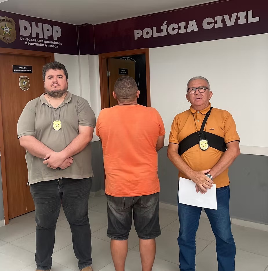 Condenado por feminicídio se entrega à polícia após 13 anos e é preso em Canapi