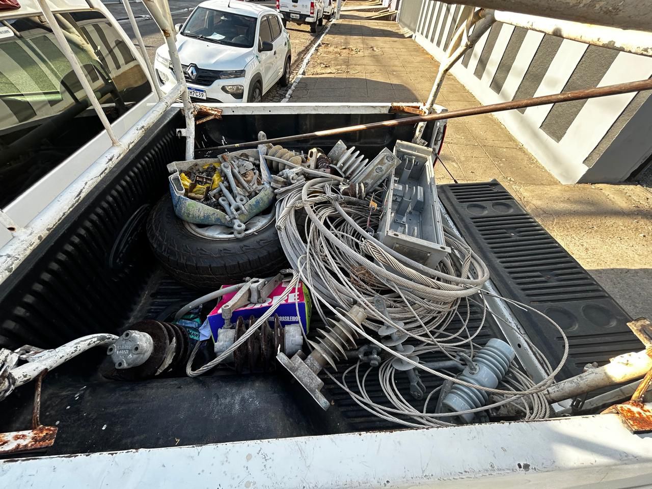 Homem é preso com fios da rede elétrica e resiste à abordagem em Arapiraca