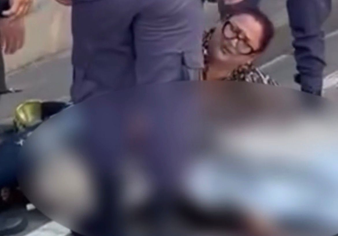 Mãe entra em desespero ao reconhecer filha morta em acidente de moto em Manaus