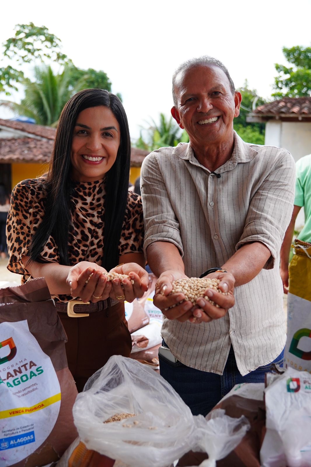 Márcia Cavalcante e Cícero Cavalcante valorizam a agricultura rural com entrega de sementes e maquinários