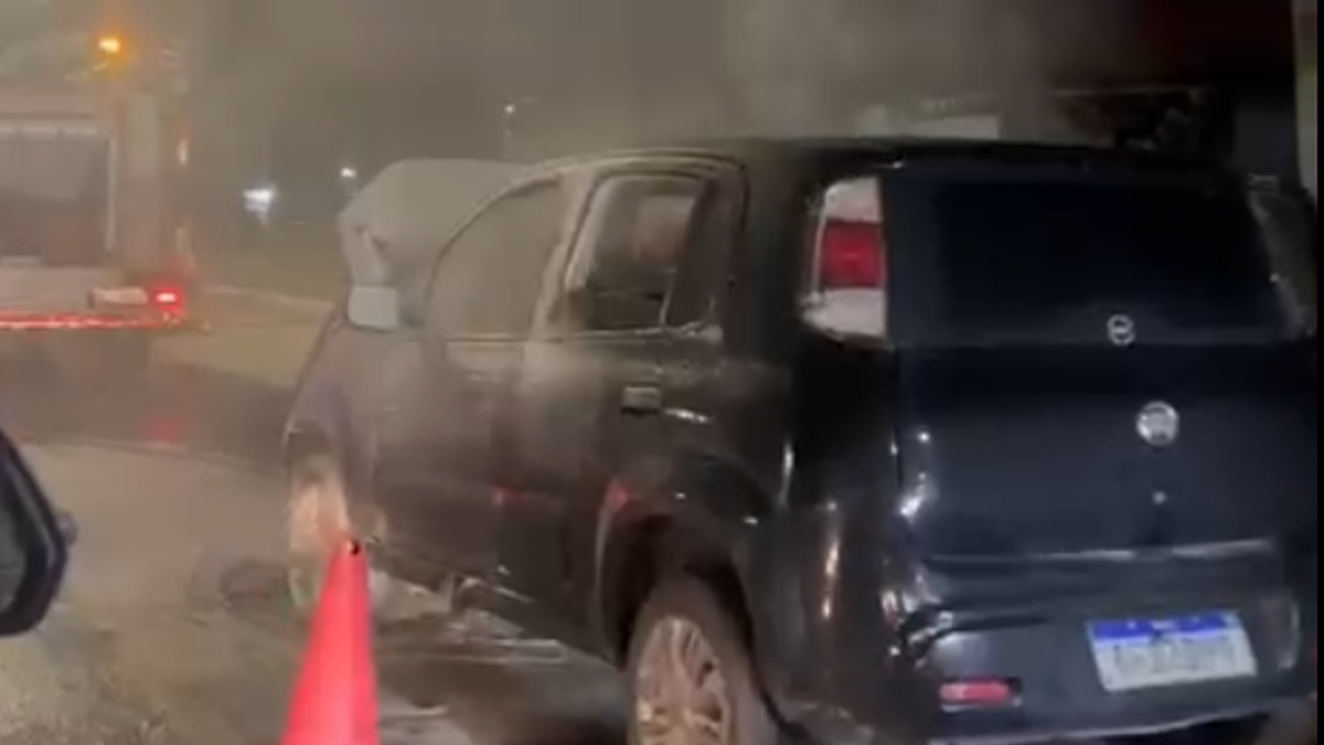 Carro pega fogo na Avenida Menino Marcelo, em Maceió