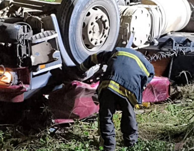 Tombamento de carreta deixa motorista preso às ferragens e termina em morte no Sertão de Alagoas