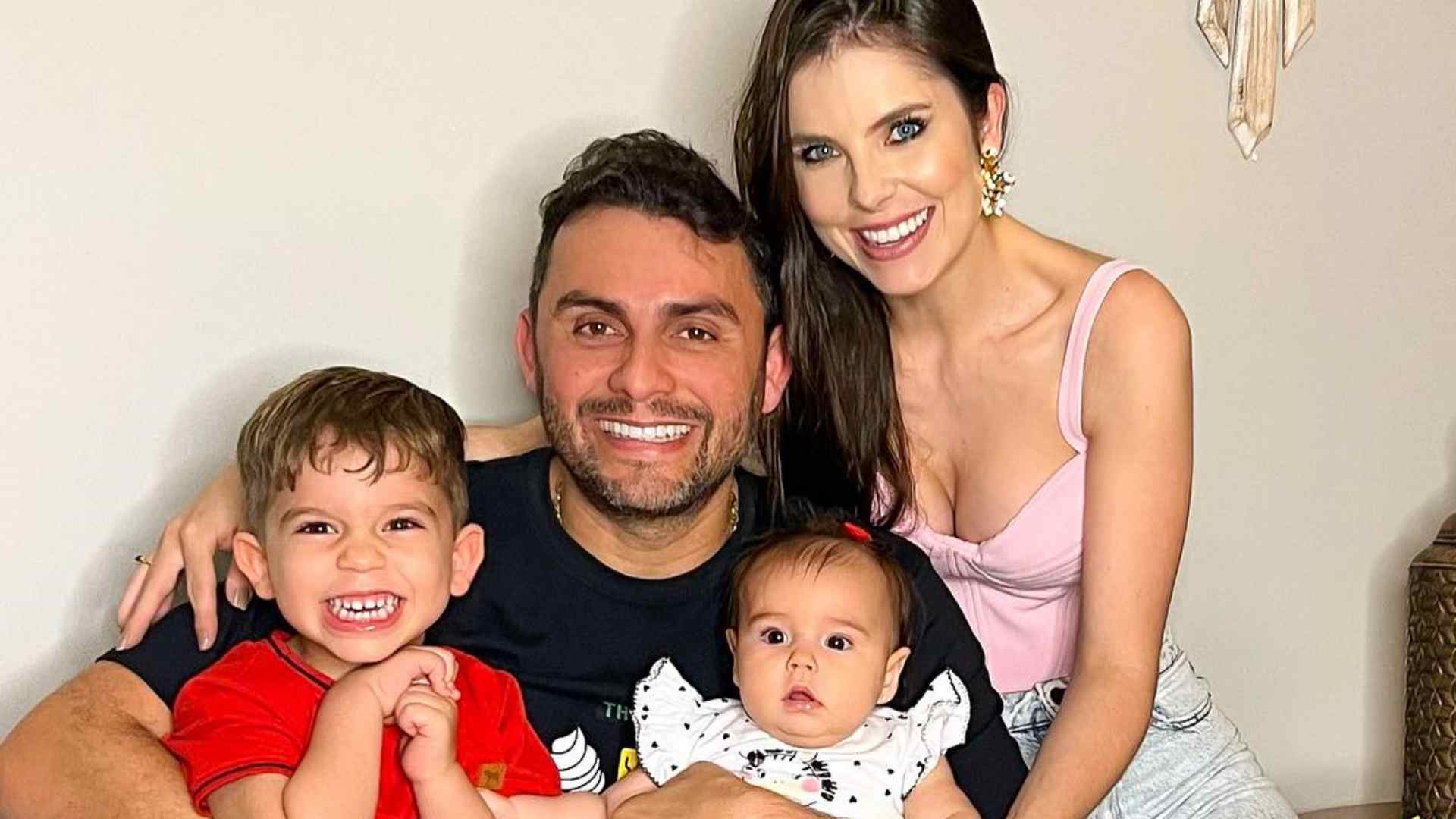 “Responde aí, mamãe”: Mano Walter se surpreende com pergunta do filho sobre gravidez