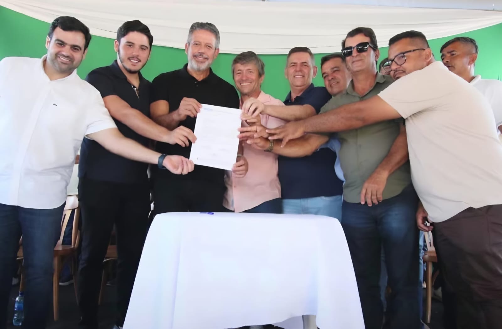 Arthur Lira garante recursos e assina com Geo Cruz ordem de serviço para pavimentação em Ibateguara