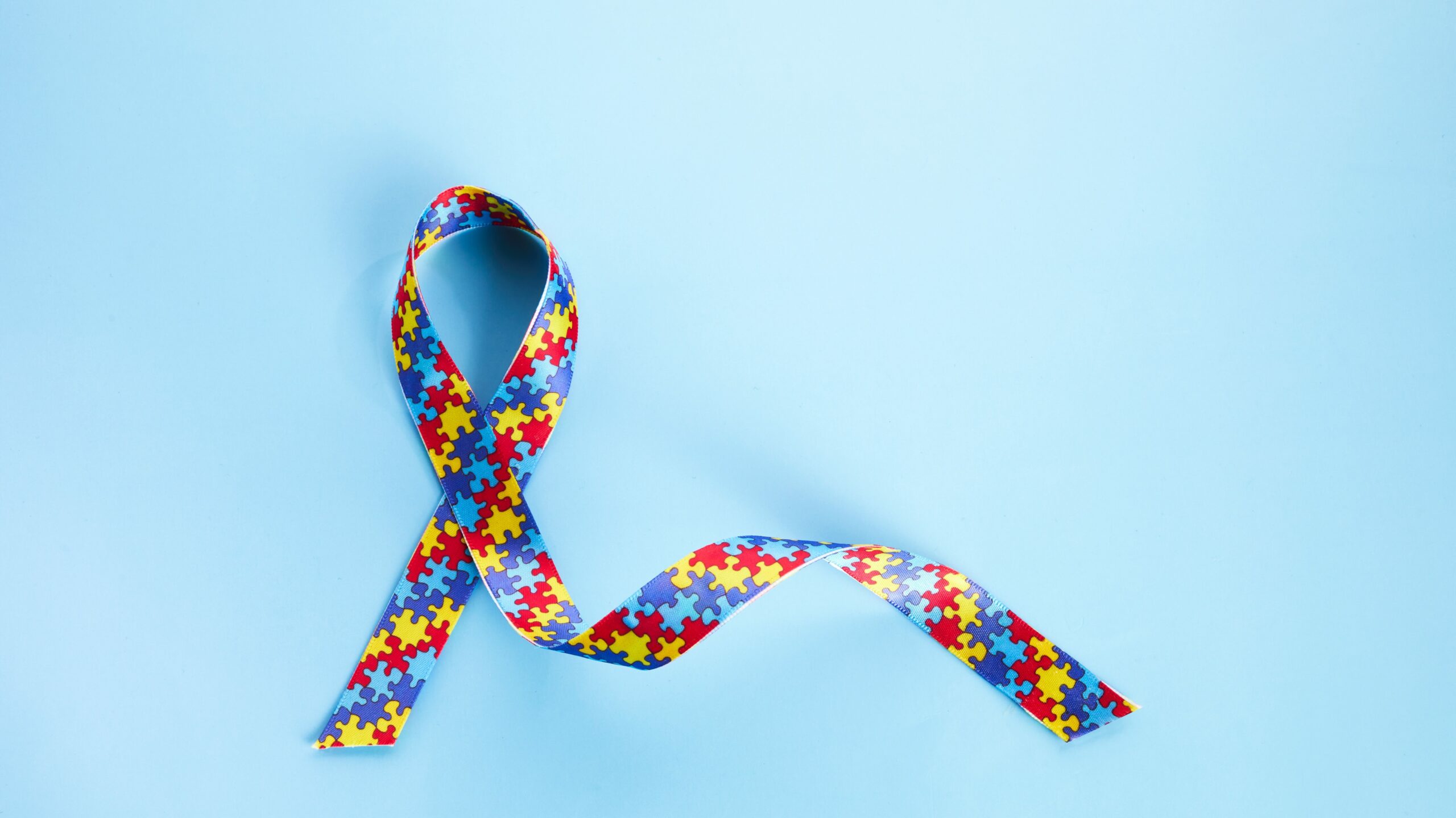 Projeto que prevê vacinação domiciliar para pessoas com TEA é aprovado na ALE