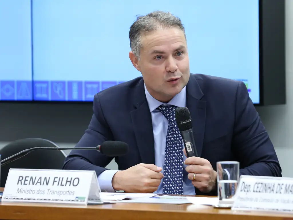 Renan Filho diz que eventual governo Flávio Bolsonaro pode ameaçar a democracia