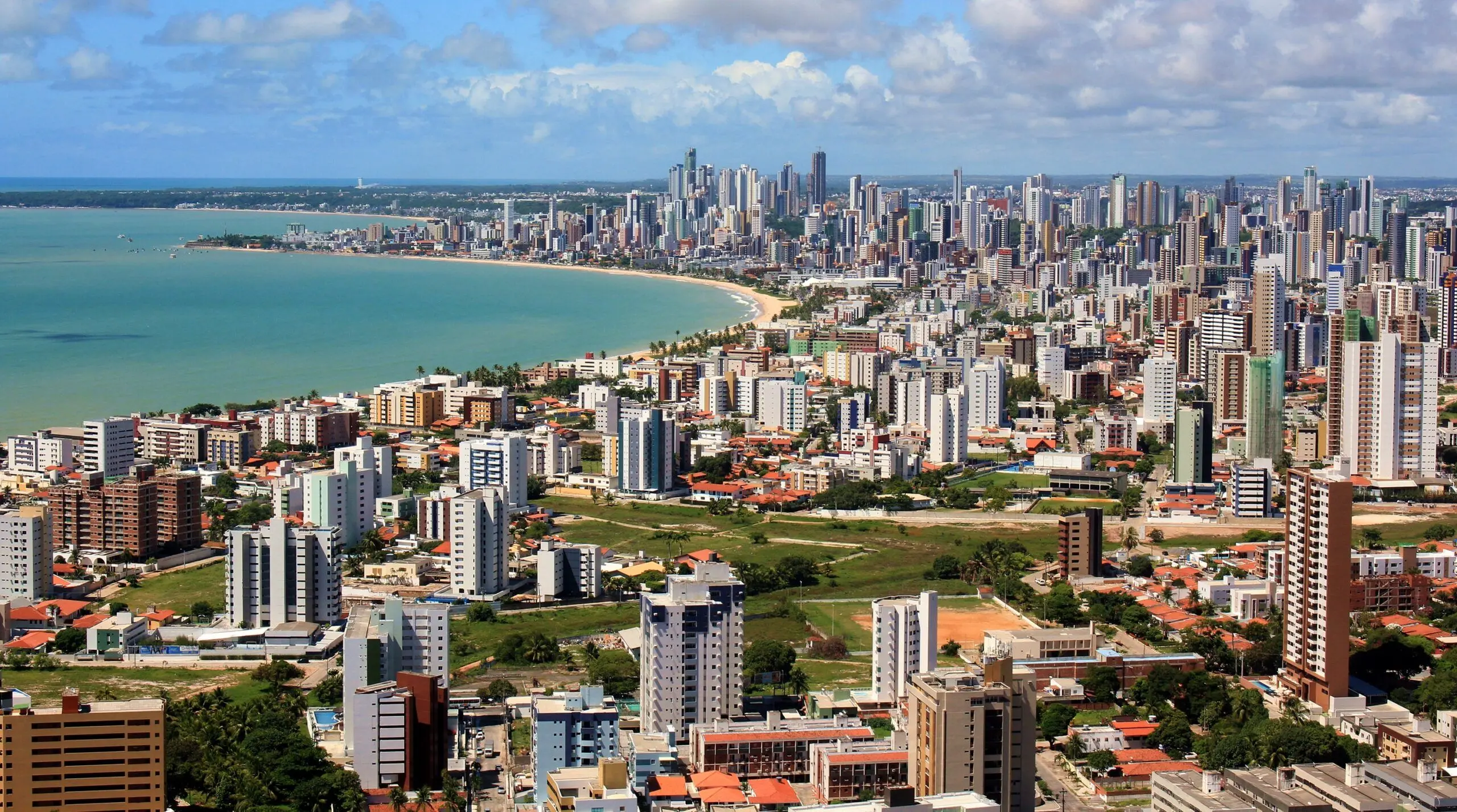 Primeiro brasileiro a visitar os 196 países do mundo se encanta com a orla de Maceió