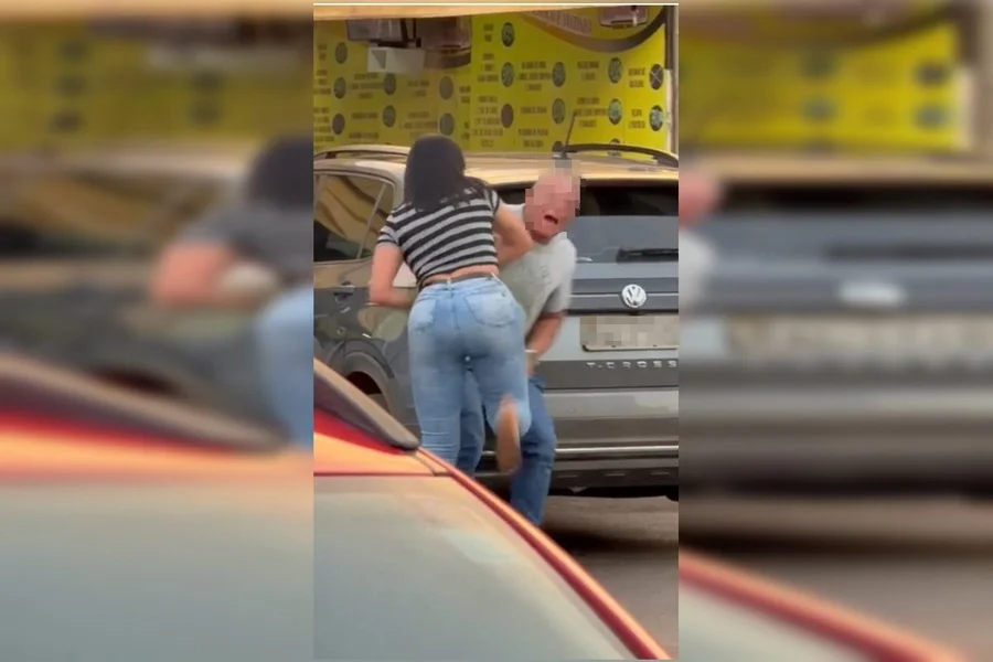 Mulher perde o controle ao descobrir suposta traição e espanca policial penal na rua