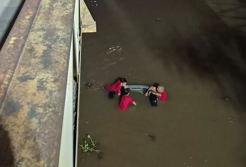 Homens levam R$ 70 mil de lotérica, mas dinheiro fica no Rio Mundaú após acidente; sacola com valor ainda não foi localizada