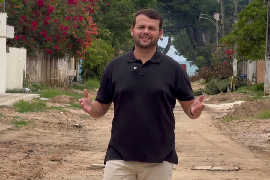 Vereador Neto Andrade acompanha avanço da obra de pavimentação na Rua Gerusa Bastos, em Ipioca