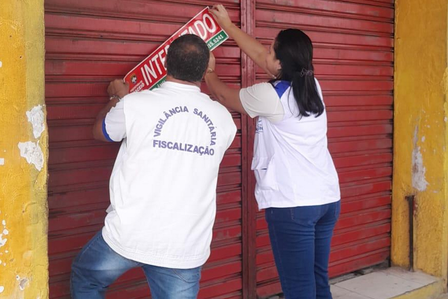Vigilância Sanitária interdita comércios após encontrar mofo e alimentos estragados