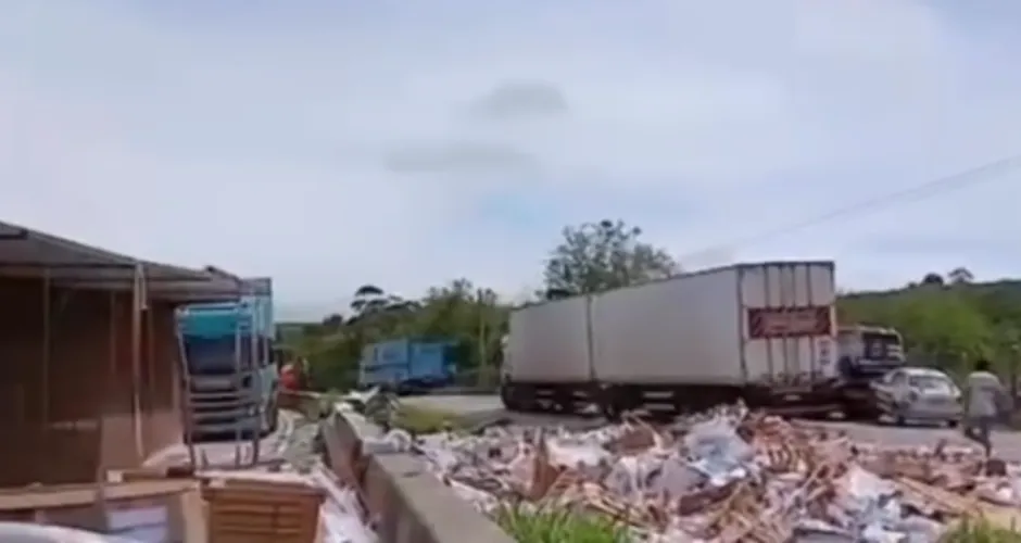 Caminhão carregado de livros tomba e bloqueia trecho da BR-101 em Flexeiras