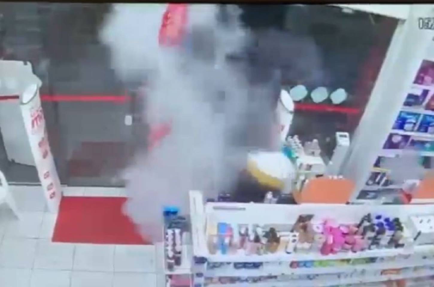 Vídeo mostra confronto entre suspeito e PM durante tentativa de roubo a farmácia