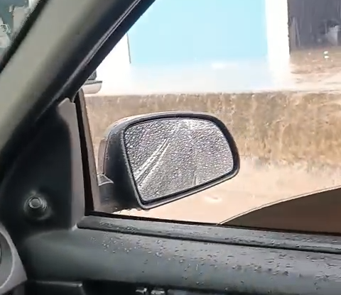 Vídeos mostram ruas submersas e cidades em alerta máximo após chuvas no interior de Alagoas