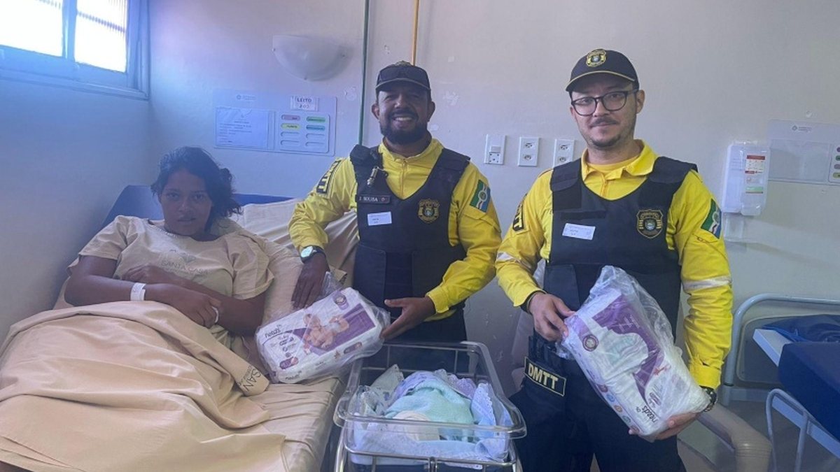 Agentes de trânsito escoltam gestante e bebê nasce durante trajeto em Maceió