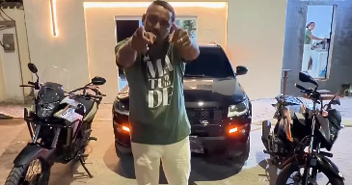 Pastor publica vídeo sobre conquistas de sua igreja em um vídeo em meio a carro e motos: “É por causa do teu dízimo”