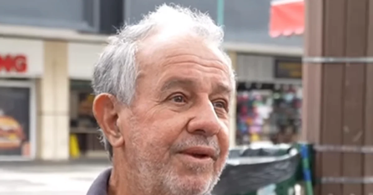 Aposentado declara voto em Flávio Bolsonaro : ”Lula não fez nada”