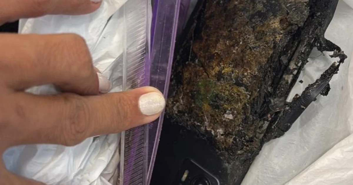 Celular pega fogo na mão de atendente e cena é registrada por câmeras em Maceió