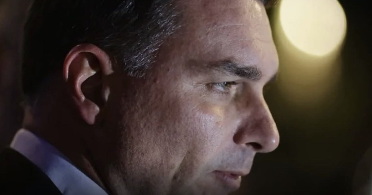 Flávio Bolsonaro formaliza defesa no STF após novo inquérito de Moraes