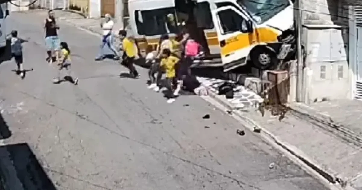Van escolar com crianças perde controle e bate em muro
